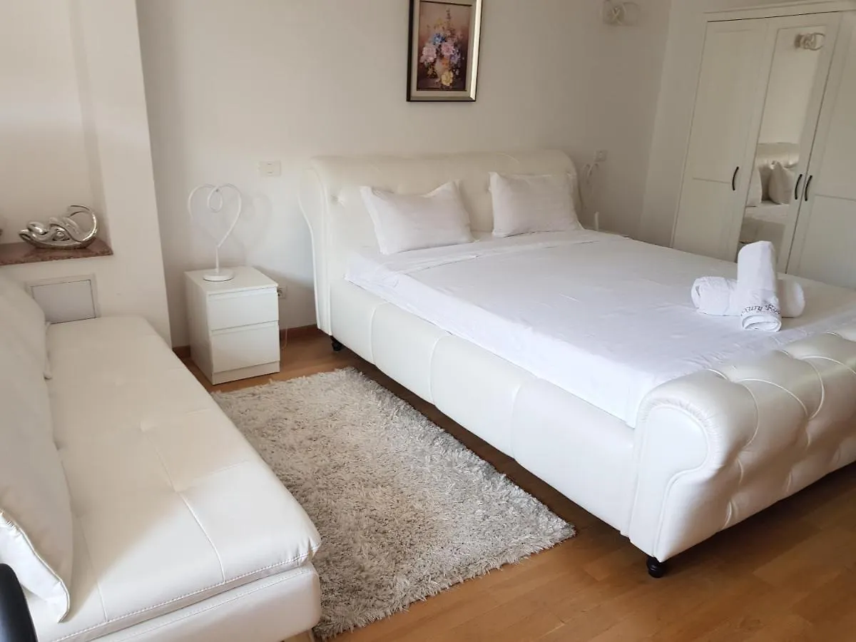 Ritmului Mega Mall Studio Bucureşti 0*,  România